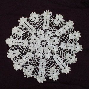 Vtg white crochet doily